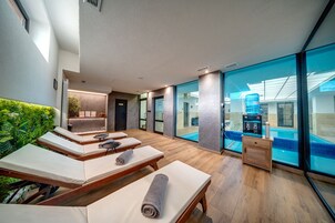 室内游泳池，10:00 至 20:00 开放，日光浴躺椅