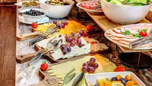 Un bufé con diversos alimentos y utensilios.