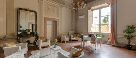 Coin salon dans le hall