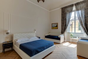 Chambre Quadruple, plusieurs lits (Bellariva) | Coffres-forts dans les chambres, décoration personnalisée