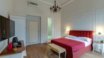 Habitación triple, 1 cama Queen size y sofá cama (San Frediano) | Caja de seguridad en la habitación y decoración personalizada