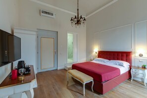 Habitació triple, 1 llit de matrimoni i sofà llit (San Frediano) | Caixa forta a l'habitació, decoració individual i mobiliari individual 