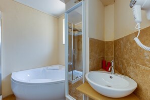 Quarto luxo, várias camas, terraço (Belvedere) | Banheiro | Chuveiro, produtos de toalete grátis, secador de cabelo, bidê
