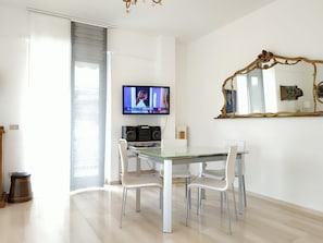 Apartment, 2 Bedrooms | In-room dining