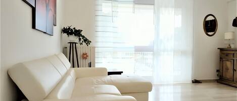 อพาร์ทเมนท์, 2 ห้องนอน | บริเวณนั่งเล่น | ทีวีจอแบน