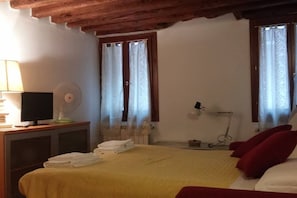Apartment, 1 Schlafzimmer, Kanalblick | 1 Schlafzimmer, Bügeleisen/Bügelbrett, kostenloses WLAN, Bettwäsche