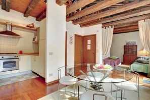 Departamento, 1 habitación | Cocina privada | Refrigerador, parrilla de estufa, tetera eléctrica y tostadora 