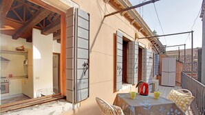 A balcony with a table, chairs, and a kettle. - Grimaldi Apartments - Ca Orlina (Venice)