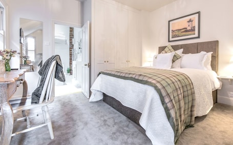 Luxury-Zimmer, 1 King-Bett (The June) | Bettwäsche aus ägyptischer Baumwolle, hochwertige Bettwaren. April House Weybridge - Boutique Guesthouse
