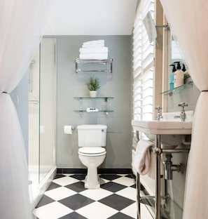 Designer toiletries, towels - April House Weybridge - Boutique Guesthouse (Weybridge)