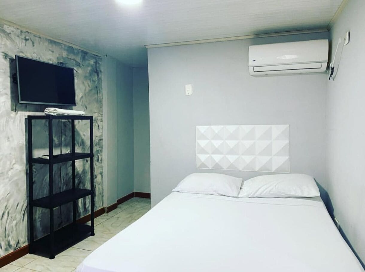 5 bedrooms, iron/ironing board, internet, bed sheets