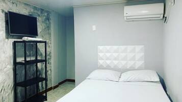 5 bedrooms, iron/ironing board, internet, bed sheets