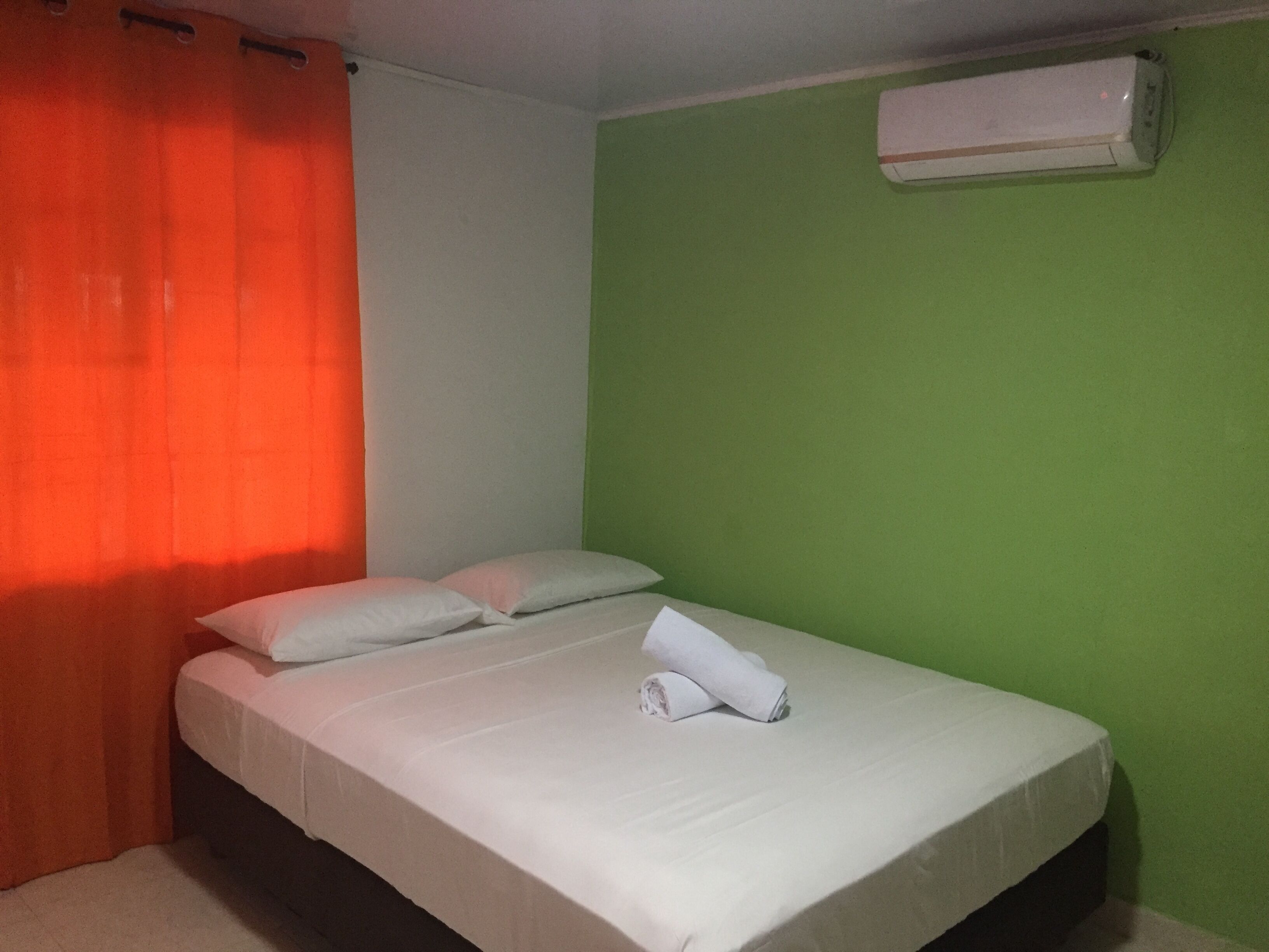 5 habitaciones, tabla de planchar con plancha y acceso a internet 