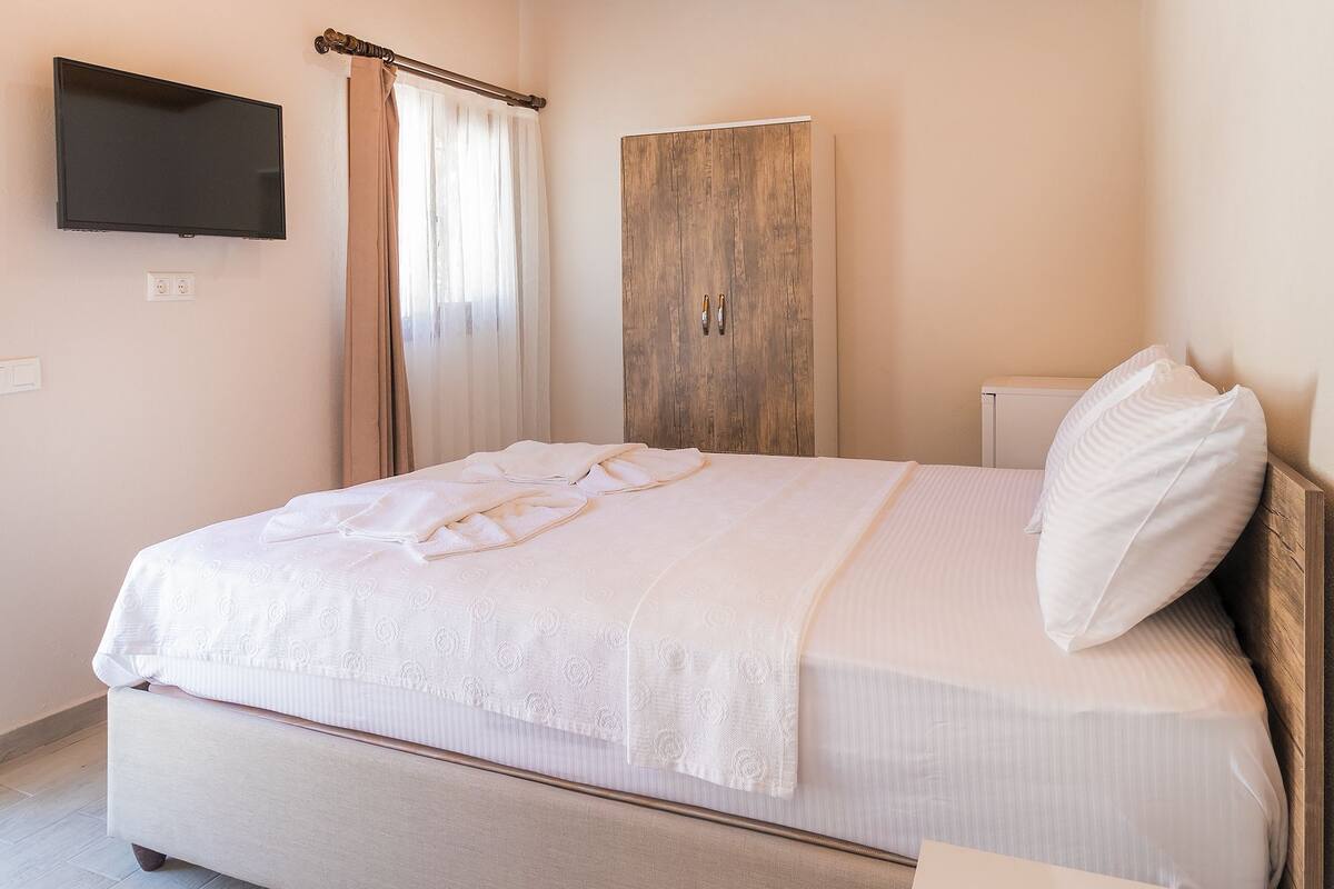 Blackout drapes, rollaway beds (surcharge)