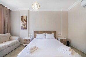 Habitación Confort doble | Cortinas opacas y camas supletorias