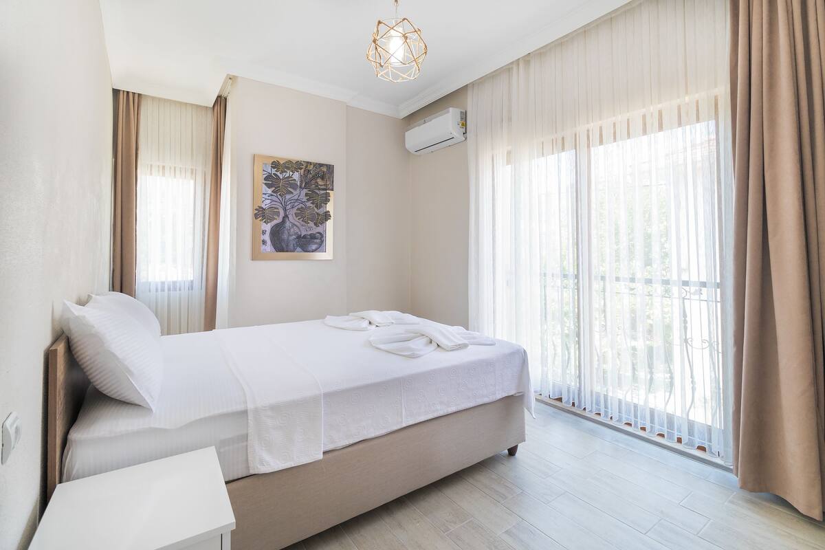 Standard Double Room, Non Smoking, Mountain View | Blackout drapes, rollaway beds (surcharge)