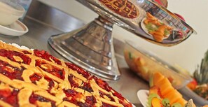 Café da manhã com buffet grátis todos os dias