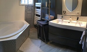 Bathtub, hair dryer, towels - Vacation rental house with pool MOURIES LS1-343 (Mouriès)