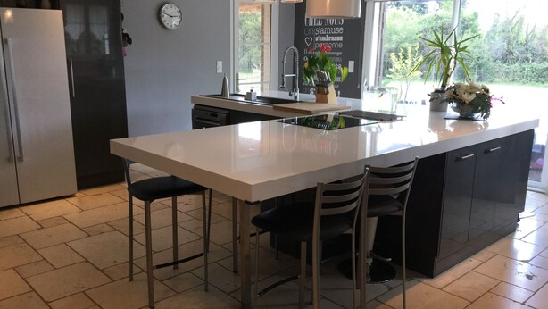 A modern kitchen with a central island, bar stools, a refrigerator, and a clock on the wall. - Vacation rental house with pool MOURIES LS1-343 (Mouriès)