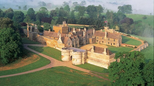 A large, historic castle with multiple towers and a well-maintained lawn. - Eazzzy rooms Corby (Corby)