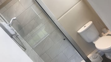 Chuveiro, toalhas de banho