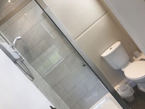 Shower, towels - Eazzzy rooms Corby (Corby)