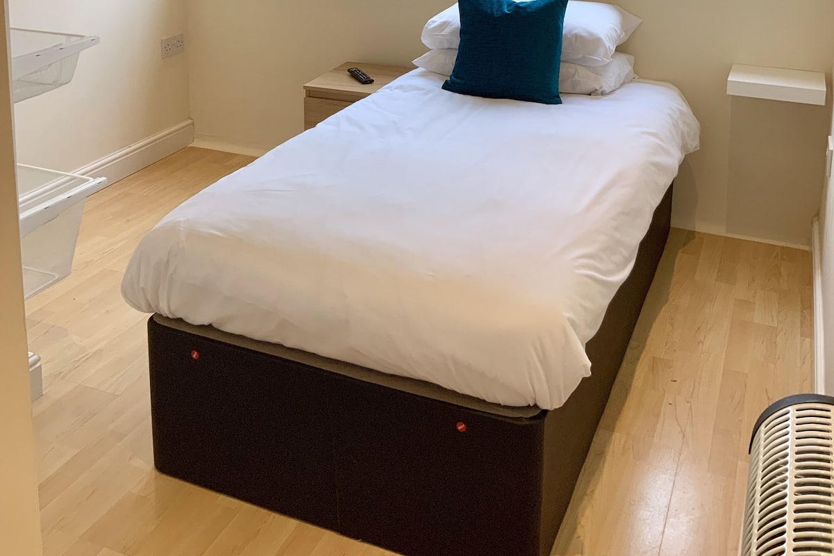Habitación individual | Ropa de cama hipoalergénica, wifi gratis y ropa de cama