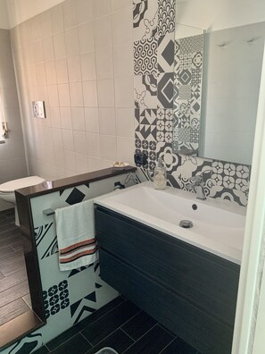 Douche, bidet, serviettes fournies, savon