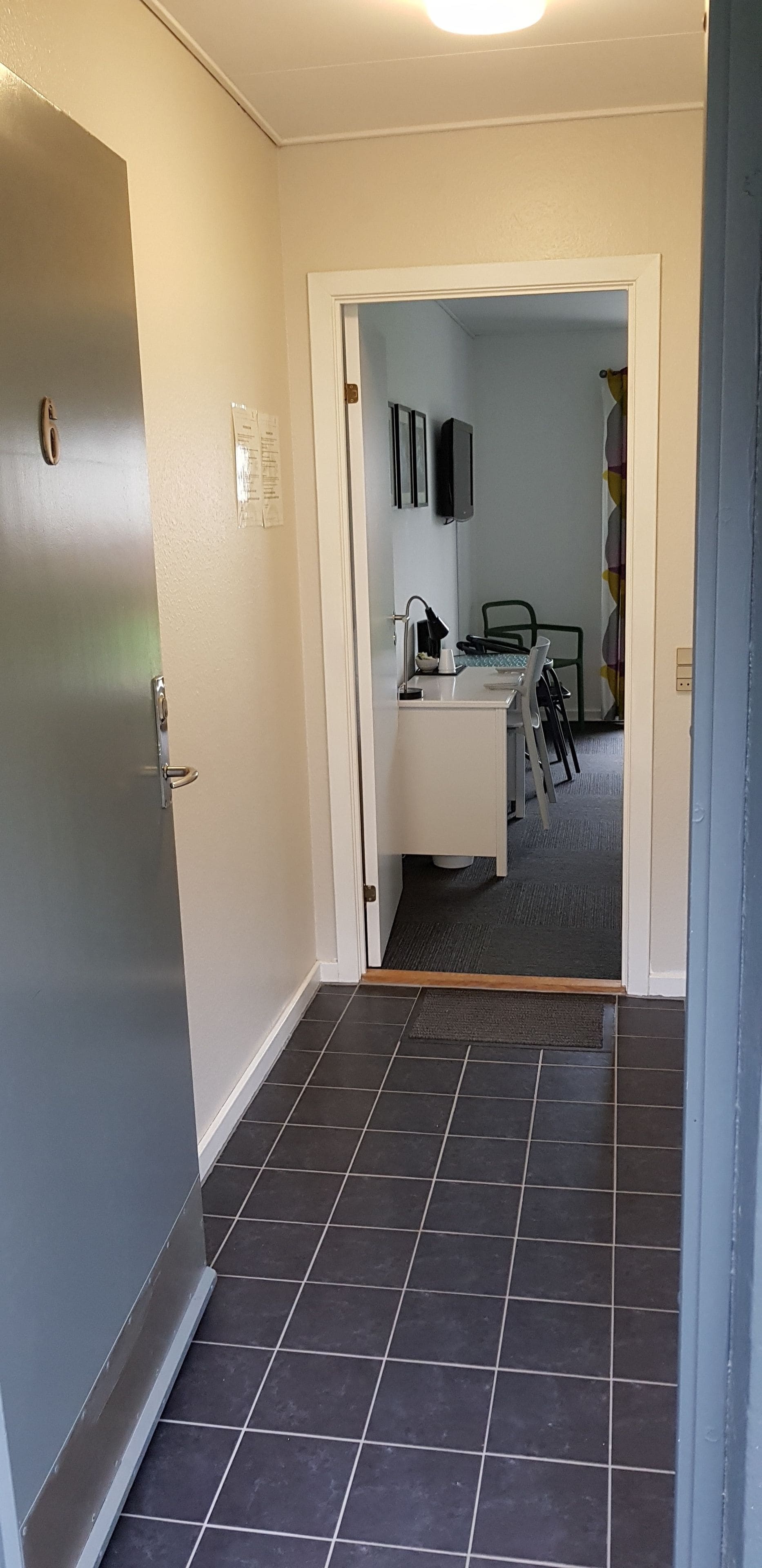 Escritorio y espacio para trabajar con un portátil