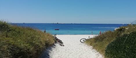 Tæt på stranden, liggestole, badehåndklæder