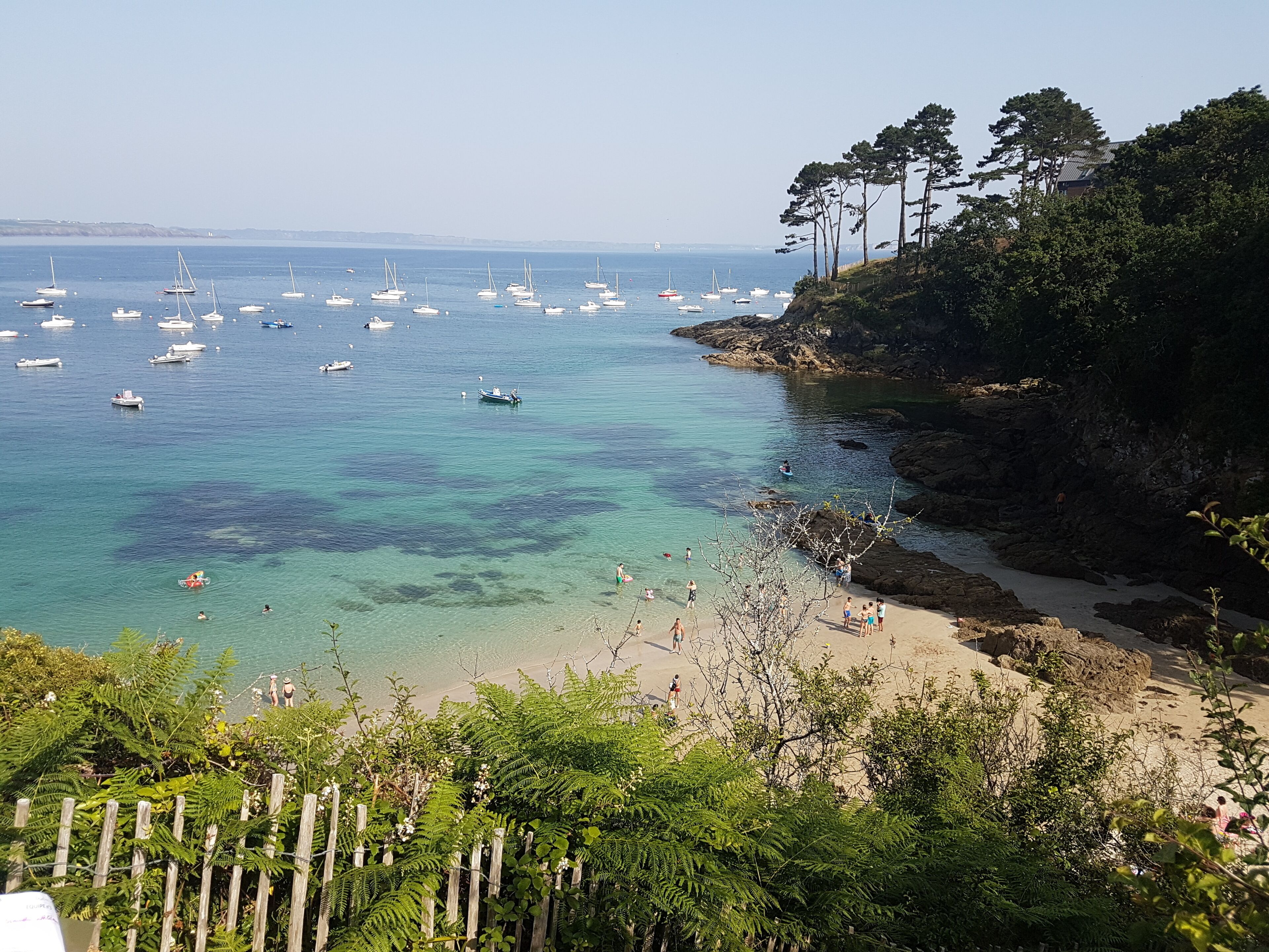 Nær stranden, solsenger og strandhåndklær