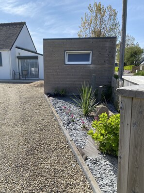 Property grounds - Single-storey house, seaside, walking distance to beaches and hiking trails (Ploudalmézeau)