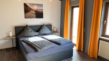 Minibar, meja kerja, Wi-Fi gratis, dan seprai linen