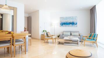 Deluxe-Apartment, 2 Schlafzimmer, Meerblick | Wohnbereich | 49-Zoll-Smart-TV mit Satellitenempfang, Fernseher