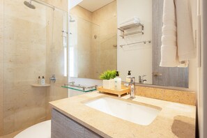 Shower, rainfall showerhead, towels, soap - Grand Marina Santa Marta (Santa Marta)