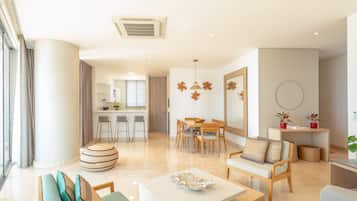 Deluxe-Apartment, 2 Schlafzimmer, Meerblick | Wohnbereich | 49-Zoll-Smart-TV mit Satellitenempfang, Fernseher