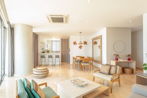 Deluxe Apartment, 2 Bedrooms, Ocean View | Living area