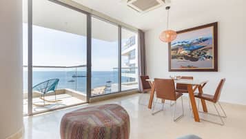 Comfort appartement | Woonruimte | Een 49-inch smart-tv met satellietzenders en televisie