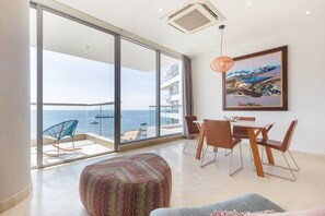 Leilighet – comfort | Oppholdsområde | En 49-tommers smart-TV med Parabol-TV samt TV