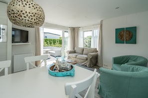 Chalet, 2 Bedrooms (Vienna 92) | In-room dining