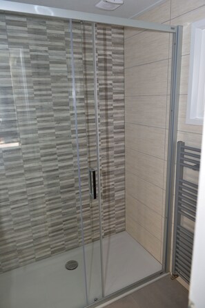 Chalet, 3 Bedrooms (Vermont 87) | Bathroom | Shower, towels - Eureka Park (Renesse)