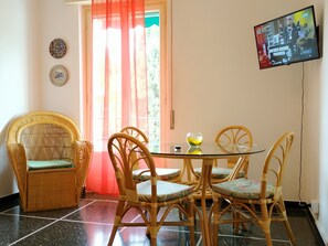 Apartment, 2 Schlafzimmer | Essbereich im Zimmer