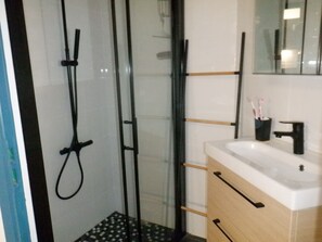 Shower, hair dryer, towels - 47m2 duplex apartment - type 2 with terrace (Frejus)