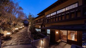 施設の正面 (日没後)