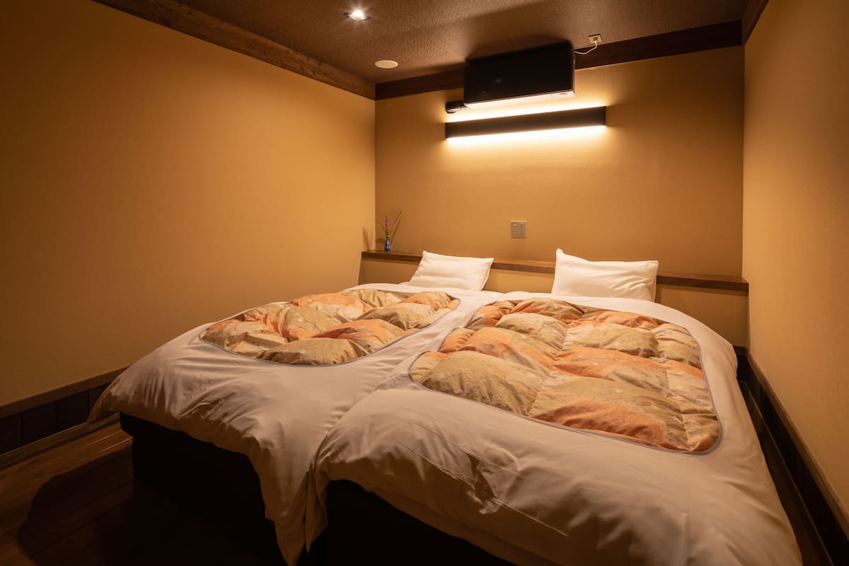1 habitación, cubrecamas, minibar y caja de seguridad en la habitación