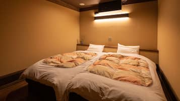 源泉かけ流し温泉付き客室 | 1 室のベッドルーム、羽毛の掛け布団、ミニバー、セーフティボックス (室内)