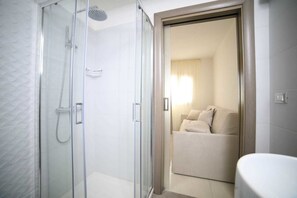 Deluxe Double Room, Sea View | Bathroom | Shower, free toiletries, hair dryer, bidet - Bella Costa (Porto Cesareo)