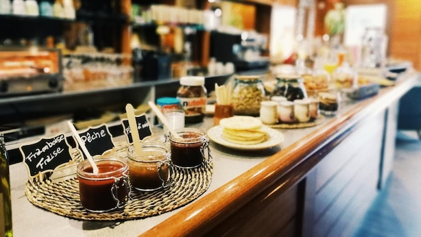 Ein Buffet mit verschiedenen Speisen und Beilagen.