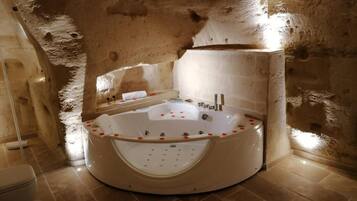 Doppia Deluxe, 1 letto queen, vasca da bagno | Bagno | Set di cortesia gratuito, asciugacapelli, bidet, asciugamani