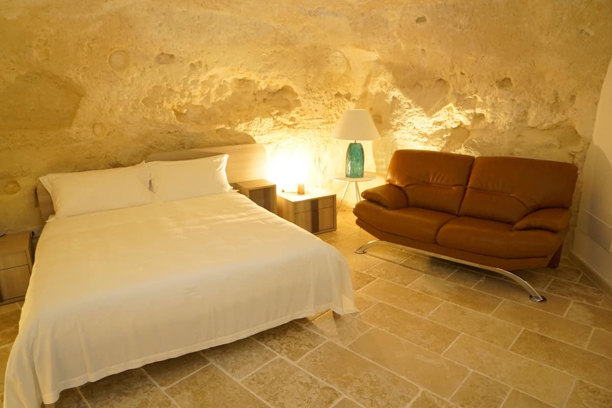 Deluxe Double Room, 1 Queen Bed, Bathtub | Minibar, soundproofing, WiFi (free), bed sheets